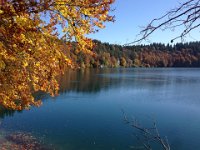 1  Le tour du Lac Pavin est le meilleur moyen d'admirer ce lac d'origine volcanique à la géométrie d'une rondeur parfaite de 800m de diamètre, qui est aussi le plus profond d'Auvergne avec ses 93m.