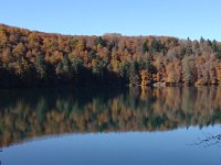 5  Le Puy de Chambourguet pointe le bout de son sommet depuis les rives du Lac Pavin !