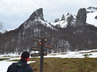 4  La Vallée est connue pour ses dykes acérés et spectaculaires (infiltration de roches magmatiques) dont ces deux-ci qui sont la Dent de la Rancune (à droite) à et la Crête du Coq (à gauche), des spots connus d'escalade !