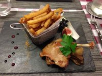 10  Pause midi au restaurant à Alvignac : cuisse de canard et figue.