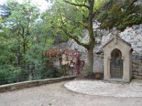 13  Le chemin de croix permet de relier le bas du village au château en haut (150m de dénivélation).