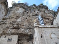 14  La Cathédrale Saint-Sauveur, nichée dans la falaise.