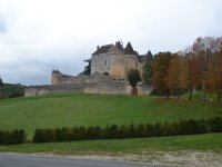 16  Le château de Fénelon, en Dordogne, surplombe la rivière.