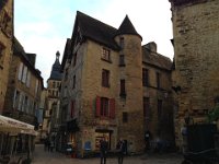19  Le centre-ville possède de charmantes constructions de pierre calcaire ocre et de toits de lauze. La cité médiévale de Sarlat vaut le détour :)