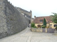 24  Accès au château en haut du village. Cet imposant château fut autrefois assiégé par Richard Coeur de Lion.