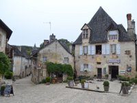 33  Toits typiques en lauze et en ardoise.