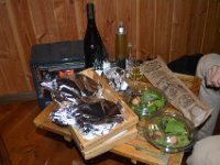 4  Panier repas servi à la cabane, typique du Périgord : salade de gésiers de canard et de foie gras à la figue en entrée, cassolette de hachis parmentier au confit de canard en plat, gâteau aux noix en dessert, le tout accompagné d'un vin rouge et d'un apéro à la chataîgne "le Roc Chataîgne" :)