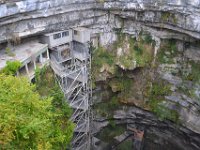 7  Descente par les escaliers au fond du Gouffre pour commencer la visite à 100m de profondeur ! Le Gouffre est une cavité naturelle d'environ 35 mètres de diamètre, créée par l'effondrement de la voûte d'une salle souterraine creusée par l'érosion des rivières.
