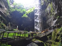 8  En bas du gouffre, au départ de la visite en barque de 1km sur la Rivière Plane.