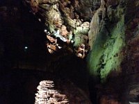 9  La rivière souterraine qui parcourt les 40km de la grotte a créé des concrétions étonnantes : pex dans la salle du Grand Dôme, la pile d'assiette, une stalagmite qui provient de gouttes tombant du plafond et explosant en déposant du calcaire de façon circulaire, d'où des formes aplaties.