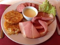 8  On se réconforte après le ski avec un menu bien local au Restaurant L'Hermitage, l'assiette de montagne : rostis de pommes de terre (aussi appelées "criques"), saucisse de Morteau, jambon fumé du Haut-Doubs, le tout accompagné de la célèbre cancoillote, fromage coulant de Franche-Comté.
