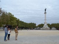 1  C'est parti pour un petit weekend à Bordeaux, en visite chez Clément et Manon ! Tout commence par une visite du centre-ville vendredi soir, après une arrivée express de Lyon avec Easyjet. Ici, sur la place des Quinconces, avec le Monument aux Girondins, élevé fin XIXème siècle en en mémoire aux députés girondins victimes de la Terreur menée par Robespierre et ses partisans lors de la Révolution Française.