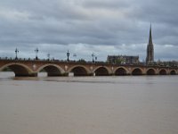 11  Le Pont de Pierre nous a permis de passer Rive droite dans le quartier de La Bastide. Vue sur l'Eglise Sainte-Croix de Bordeaux.