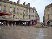 3  Bordeaux est inscrite depuis 2007 au Patrimoine Mondial de l'UNESCO pour son architecture classique (XVIIIe siècle) dans le Vieux-Bordeaux. Ici, Place du Parlement avec la Fontaine du Parlement.