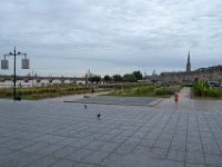 5  Les quais aménagés en bord de Garonne offrent une très belle promenade entre le Palais de la Bourse et le Pont de Pierre.