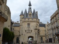 7  Balade dans la vieille ville rive gauche. Bordeaux compte 6 portes, dont celle-ci, la magnifique Porte Cailhau, un arc de triomphe Renaissance à la gloire de Charles VIII datant de fin XVème siècle.  Il nous faudra revenir pour mieux explorer le Vieux Bordeaux avec notamment la Tour de Pey Berland, le Grand-Théâtre, l'Hôtel de Ville et la Cathédrale St-André.
