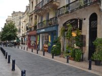8  Les ruelles du Vieux-Bordeaux ont beaucoup de charme avec leurs petites boutiques et leurs maisons de pierre blanche. Ici, Rue Sainte-Colombe.
