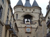 9  Grosse-Cloche, l'une des autres portes de la ville, qui date du XIIIème siècle. Il s'agit de l'un des plus vieux beffrois de France, qui servit aussi de prison. Elle symbolise l'autorité municipale et les armes de la ville à l'époque médiévale.