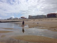 1  Nous prenons la route plein ouest depuis Bordeaux samedi matin pour rejoindre en 45 min. l'Océan Atlantique et Lacanau, pour assister à l'Etape de la World Surf League ! Ici, sur la plage centrale, à marée basse.