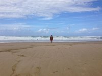 2  L'après-midi, la marée monte tout doucement, nous profitons des vagues avant de nous replier en haut des rochers.