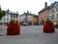 2  Nous rejoignons Embrun en autobus. Sur la place de la Mairie à Embrun.