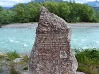 4  Tous les ans début juin, les radeliers de la Durance descendent la rivière comme le faisaient à l'époque les radeliers qui transportaient le bois par les eaux.
