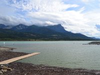 6  Le lac de Serre-Ponçon, de l'autre côté du Plan d'eau, dans lequel la Durance continue sa course vers le Sud. Elle rejoint le Rhône au sud d'Avignon. Vue sur le Morgon.