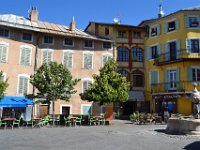 8  Balade en ville, sur la place de la Mairie.