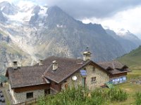 10  Refuge Walter Bonatti (2025 m), du nom d'un célèbre alpiniste italien.