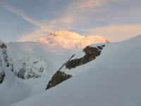 1  En raison des récentes grosses chutes de neige, la montée au Dôme des Ecrins est remplacée par l'ascension de la Roche Faurio (3730 m), sommet lui faisant face. La neige "brasse" en effet trop, les cordées ayant tenté l'ascension du Dôme la veille s'enfonçaient parfois jusqu'à la taille. Ce sera pour une prochain fois, c'est donc parti pour la Roche Faurio, départ à 4h30 dans la nuit. Le jour se lève et une couleur rose illumine les sommets.