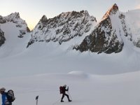 2  Les sommets de Barre Blanche et Barre Noire. Des alpinistes prennent le couloir de Barre Noire.