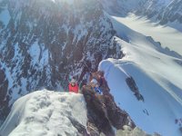 9  La fin de l'ascension consiste à progresser sur une arête mixte, faite de roche et de glace encore présente. En fin de saison, l'arête de la Roche Faurio est uniquement rocheuse. Nous progressons sûrement, très bien guidés par Nicolas !