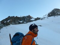 1  Départ à 5h45 pour l'ascension du Pic du Glacier d'Arsine (derrière les pointes rocheuses au milieu de la photo). Notre guide Nicolas DRAPERI nous explique l'itinéraire.