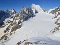3  Vue sur la vallée du Glacier Blanc. On devine ses crevasses, encore bouchées début juin ! Au fond, la Barre des Ecrins (4102 m) et le Dôme de neige des Ecrins (4015 m), objectif du lendemain.