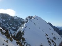 8  Vue sur la Pointe Cézanne (3365 m). Des alpinistes sont au sommet.