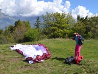 1  C'est parti pour notre baptême en parapente avec "Jennif'Air" d'Embrun ! Avec Bernard, nous montons au-dessus de Savines-le-Lac pour le décollage ! Il faut s'habiller car il fait froid dans les airs !