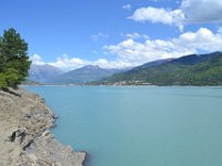 19  Au bord du Lac de Serre-Ponçon, côté Chorges. Vue sur le Pont de Savines et le point de décollage.