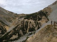 4  Une crête calcaire et dolomitique qui domine un vaste éboulis provenant de sa fragmentation.