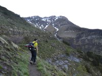 4  Le chemin s'élève tout doux à flanc de montagne.