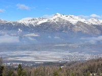 10  Depuis le collet (1656m), le sentier suit la crête pour rejoindre la Croix St-Philippe. Vue côté nord sur le Champsaur et les montagnes du Valgaudemar, avec au centre le Vieux Chaillol qui surplmobe le massif (3163m - cf. onglet associé).