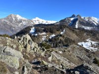 11  Le long de la crête : vue sur le sentier, au premier plan les pistes de ski d'Ancelle et en arrière-plan à gauche les Autanes et à droite le Piolit.