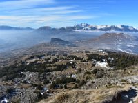 17  Vue côté est sur le Gapençais, avec au centre le Chapeau de Napoléon. Au fond de gauche à droite : Céüse, Charance et le massif enneigé du Dévoluy.
