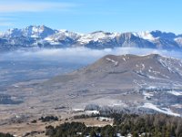20  Le Dévoluy avec à gauche le Plateau et le Pic de Bure (2709m - cf. onglet associé). Au premier plan, le Champsaur, au-dessus du Col Bayard.