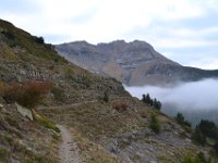 2  Le sentier progresse en balcon, le col se trouve derrière sur la gauche.