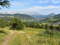13  Panorama complet sur le nord du Dévoluy, avec au centre La Crête des Baumes (cf. Onglet dédié) et au loin les crêtes du Grand Ferrand et de l'Obiou. A droite, les Aiguilles du Dévoluy.