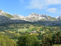 2  Nous prenons la route du Dévoluy pour cette fois-ci rejoindre la vallée la plus éloignée, celle de St-Etienne-en-Dévoluy, porte d'accès à la station de ski SuperDévoluy. En chemin, magnifique point de vue sur les sommets et la campagne du Dévoluy.  Le sommet au centre est le Grand Ferrand (2758m, 2ème plus haut sommet du Dévoluy), au-dessus du Col de Charnier.