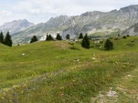 27  Le sentier traverse les alpages et passe à côté d'une bergerie.