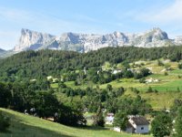 6  Vue sur le Plateau et le Pic de Bure depuis St-Etienne-en-Dévoluy. On aperçoit le téléphérique menant à l'interféromètre (observatoire astronomique de l'IRAM constituté de radiotélescopes écoutant le ciel), tristement célèbre suite à l'accident de 1999.
