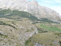 6  Point de vue sur le Défilé des Etroits et la pont qui mène à Saint-Etienne-en-Dévoluy : la rivière a taillé une fissure de 40m à 60m de profondeur qui serpente.