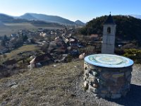 10  Au Sud-Ouest, le village de Rambaud. Au fond à droite, le plateau de Céüse.